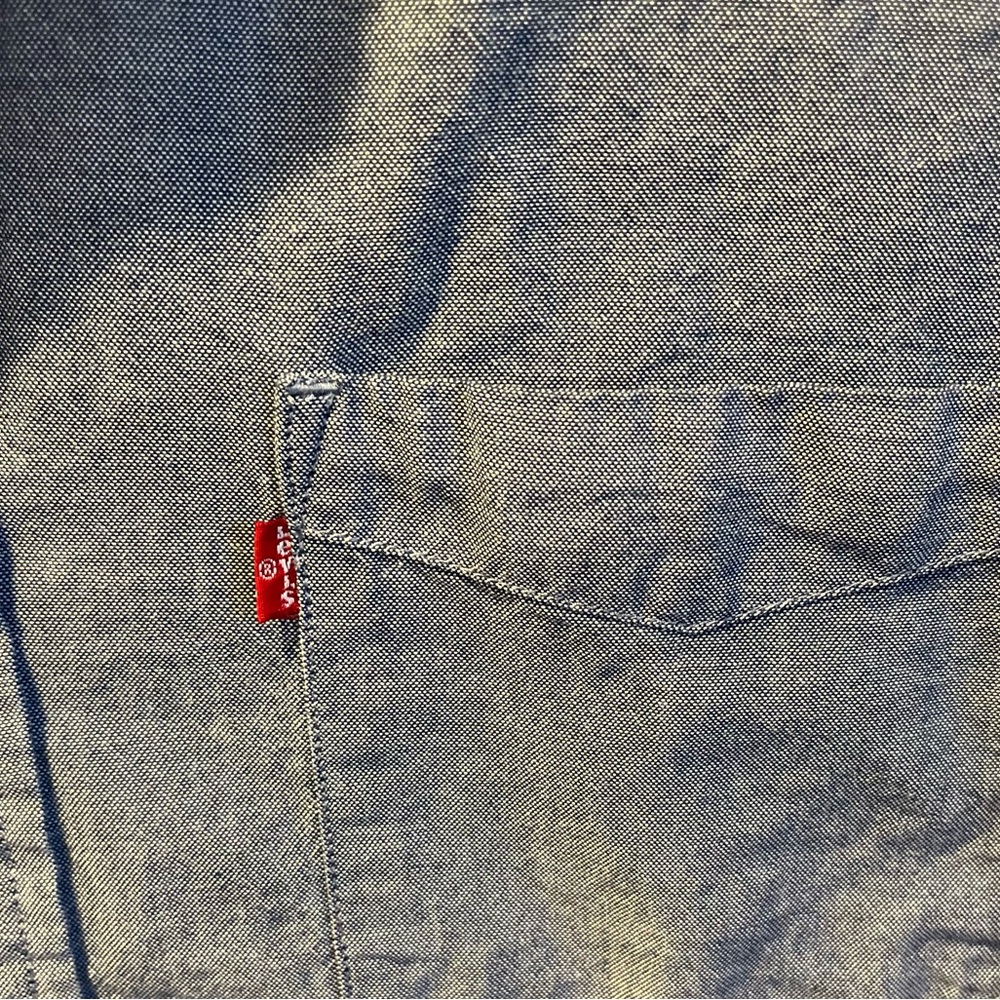 LEVI’S Men's Classic One Pocket Standard Fit Chambray Shirt in blue, XL - Picture 6 of 9